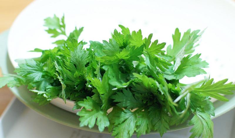 Nước ngải cứu tươi giúp giảm đau bụng kinh và điều hòa chu kỳ cho phụ nữ